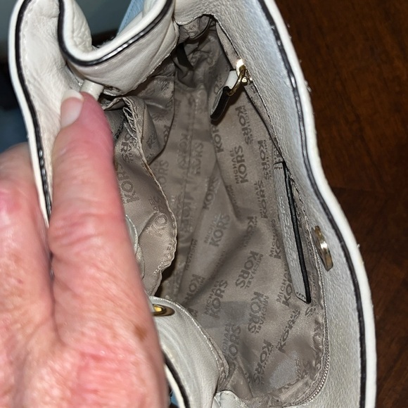 Michael Kors Crossbody mini bag /Tassel EUC πHPπ pebbled leather cream/gold - Picture 7 of 13